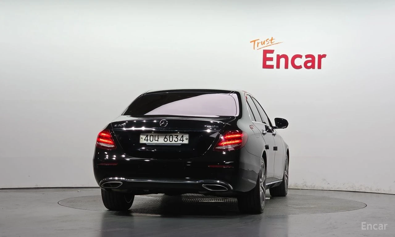 Mercedes-Benz E 300 4MATIC* ДИГИТАЛНО* ТАБЛО* BURMESTER* ОБДУХВАНЕ* ХЕ, снимка 4 - Автомобили и джипове - 55557752