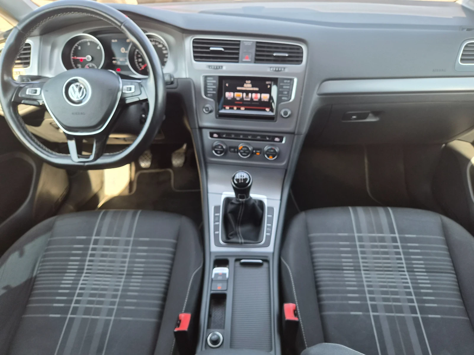 VW Golf 1.6TDI 90кс EU5 РЕАЛНИ КИЛОМЕТРИ , снимка 13 - Автомобили и джипове - 55636874