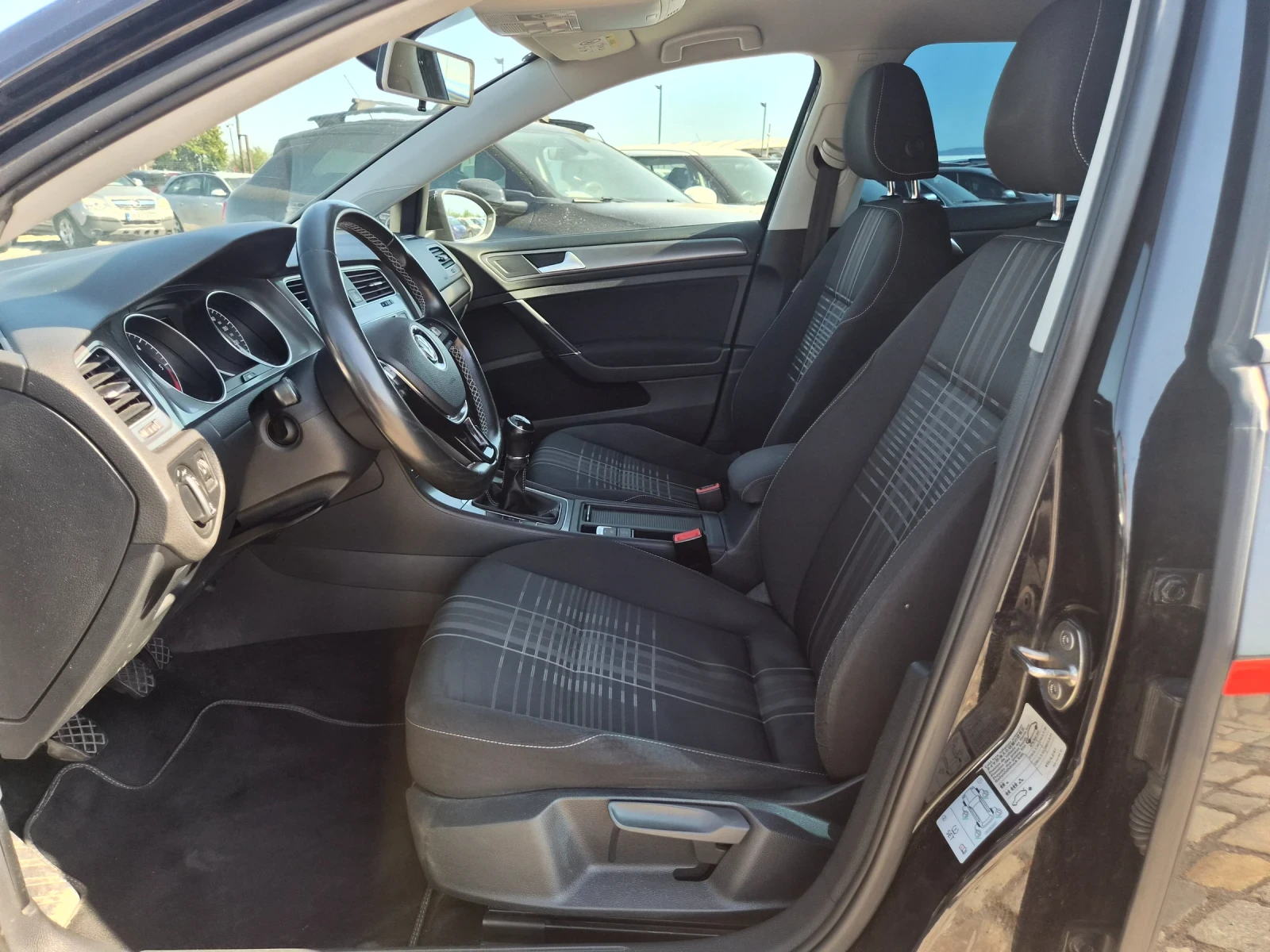 VW Golf 1.6TDI 90кс EU5 РЕАЛНИ КИЛОМЕТРИ , снимка 11 - Автомобили и джипове - 55636874
