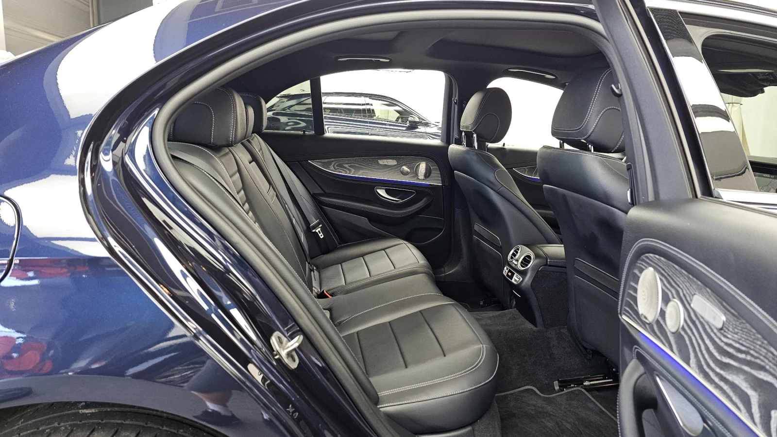 Mercedes-Benz E 350 4MATIC AMG Line | HUD | 360  | Ventilated Seats, снимка 9 - Автомобили и джипове - 55829890