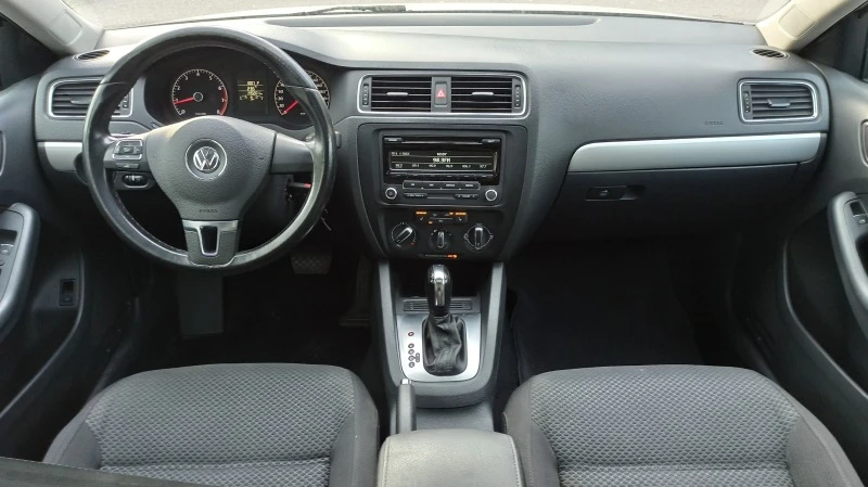 VW Jetta 2.0i-automatic, снимка 10 - Автомобили и джипове - 44780238