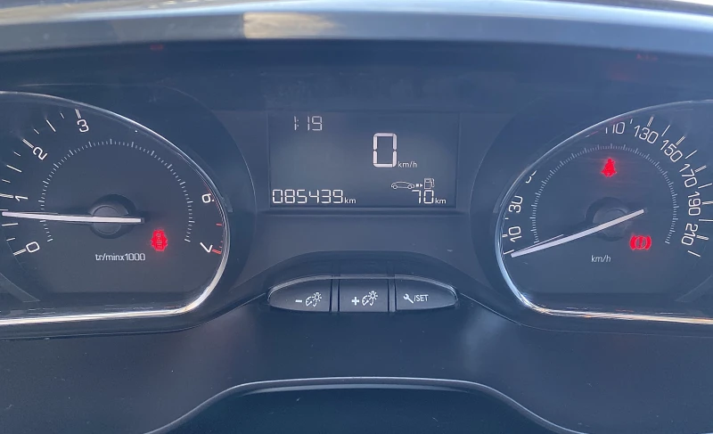 Peugeot 2008 1.2 i, снимка 15 - Автомобили и джипове - 51191253