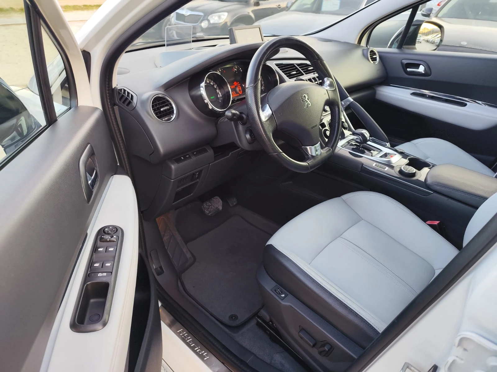 Peugeot 3008 4x4 HYBRID, снимка 11 - Автомобили и джипове - 53814677