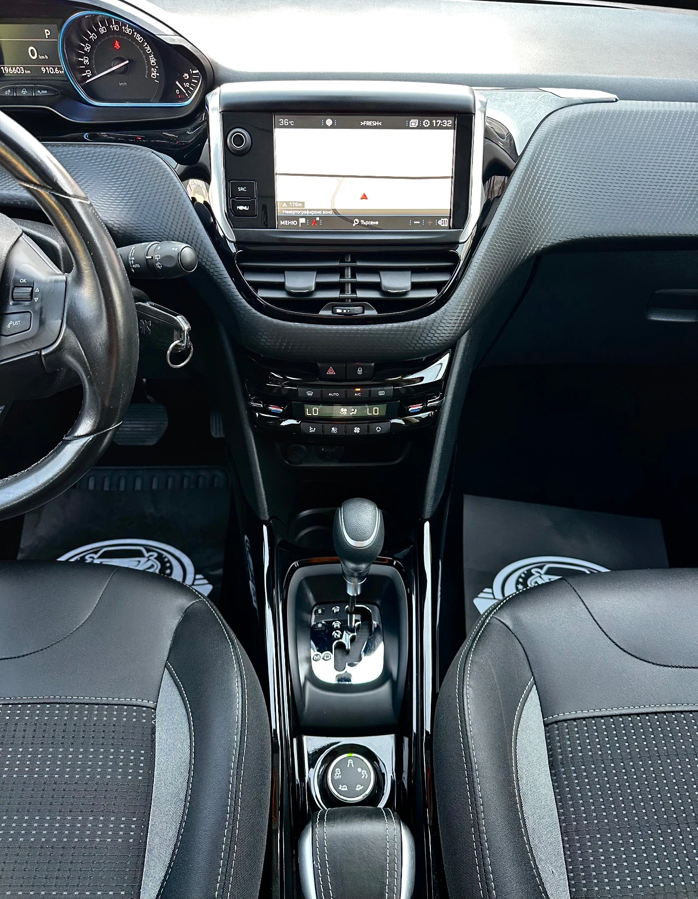 Peugeot 2008 ALURE / KAMERA / PANORAMA / PODGREV/ AUTOMATIC , снимка 16 - Автомобили и джипове - 55710552
