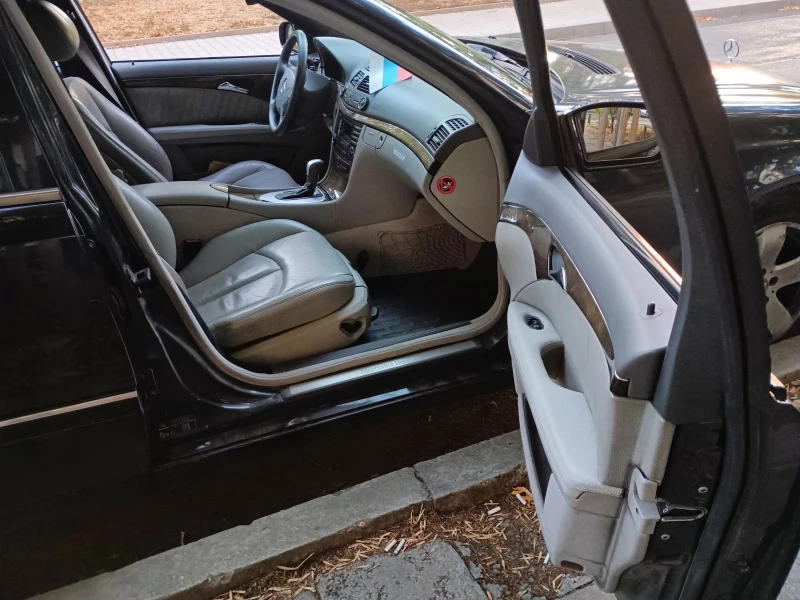 Mercedes-Benz E 270 Седан , снимка 7 - Автомобили и джипове - 52099960