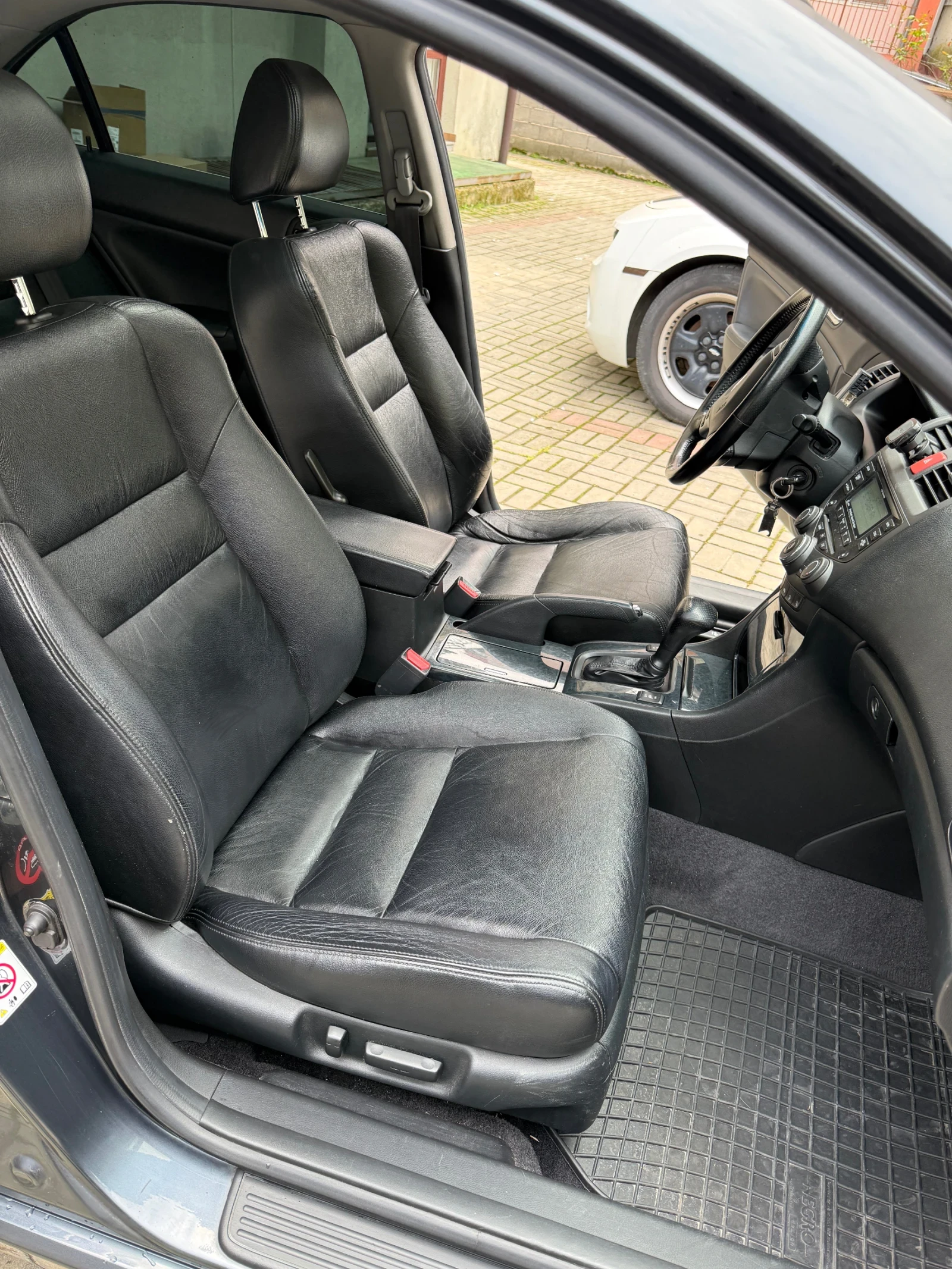 Honda Accord 2.4 i-VTEC Executive, снимка 10 - Автомобили и джипове - 54358910