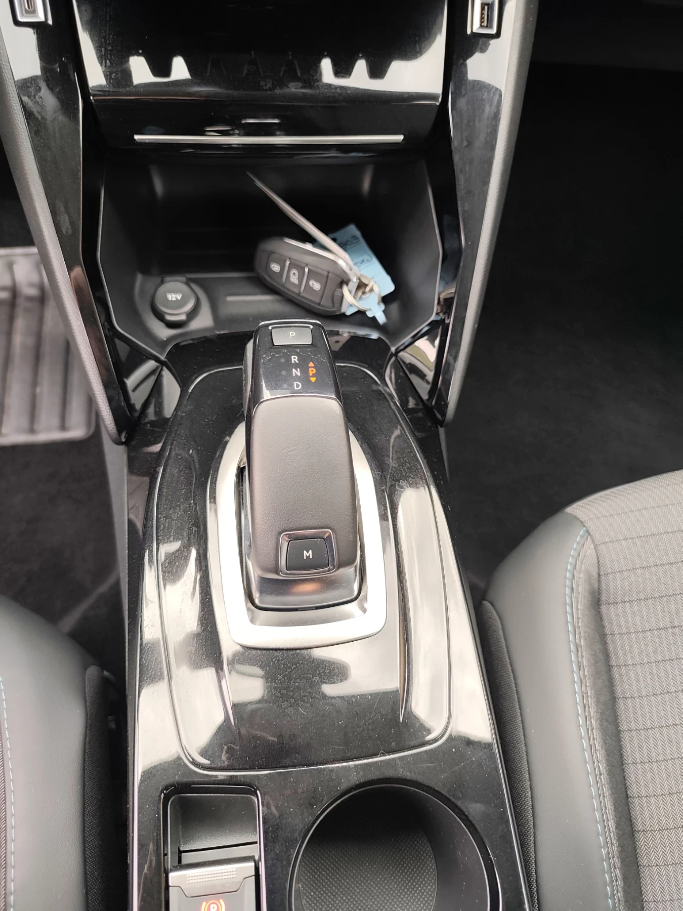 Peugeot 208 1.2 турбо бенз Автоматик, снимка 16 - Автомобили и джипове - 54495363