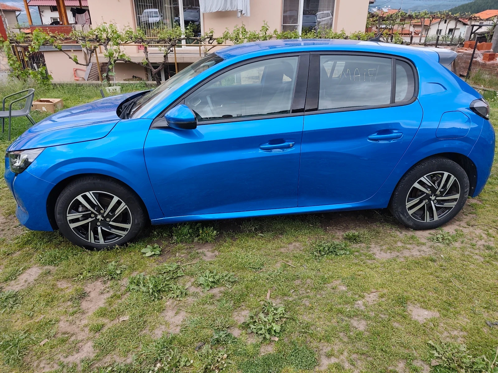Peugeot 208 1.2 турбо бенз Автоматик, снимка 4 - Автомобили и джипове - 54495363