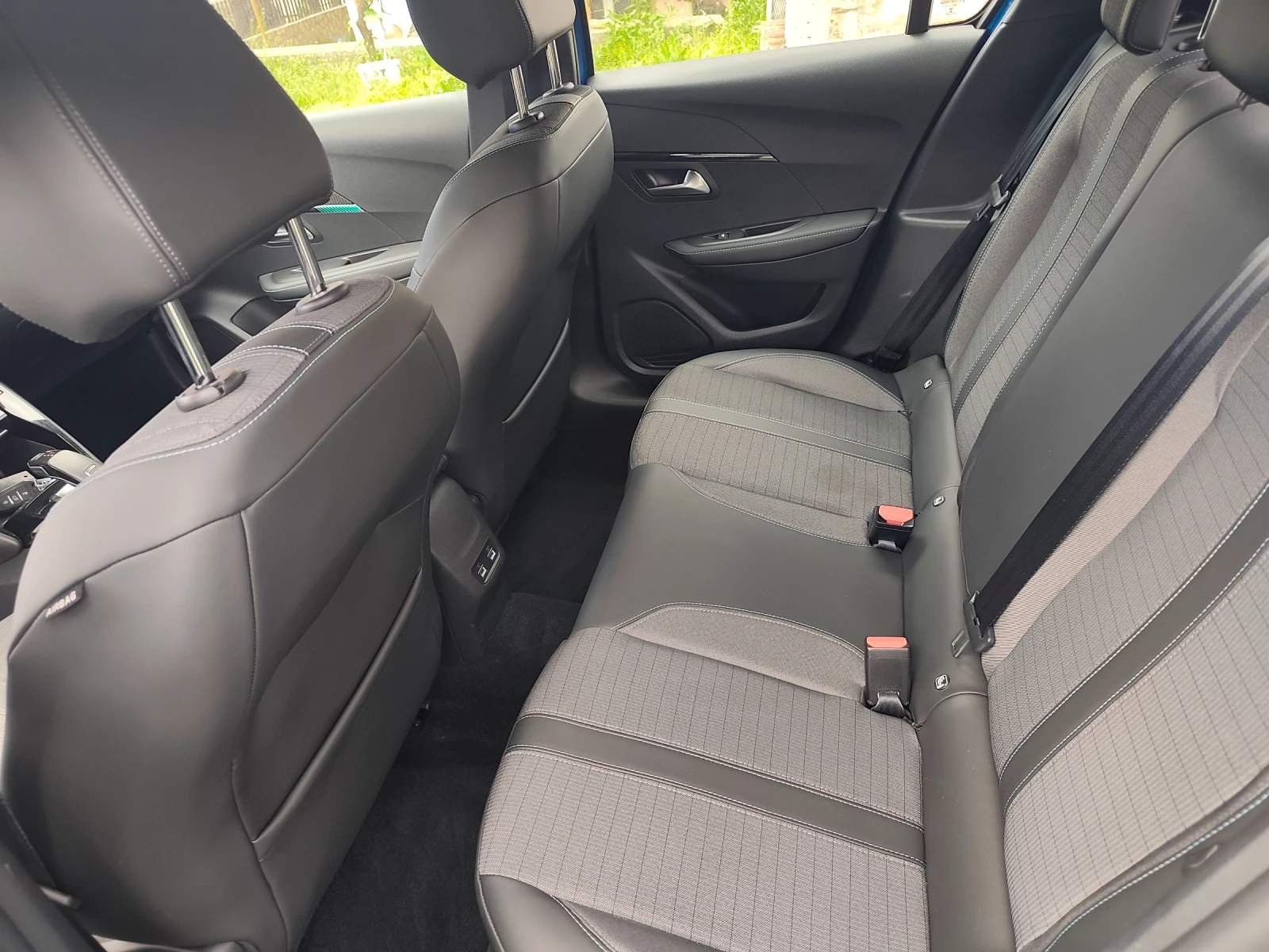 Peugeot 208 1.2 турбо бенз Автоматик, снимка 11 - Автомобили и джипове - 54495363