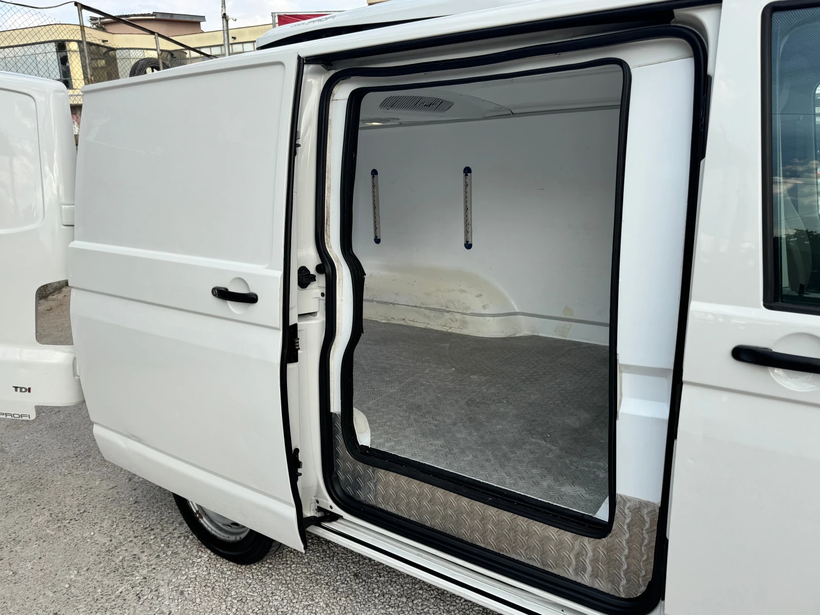 VW Transporter 2.0TDI-ХЛАДИЛЕН, снимка 13 - Бусове и автобуси - 55588977