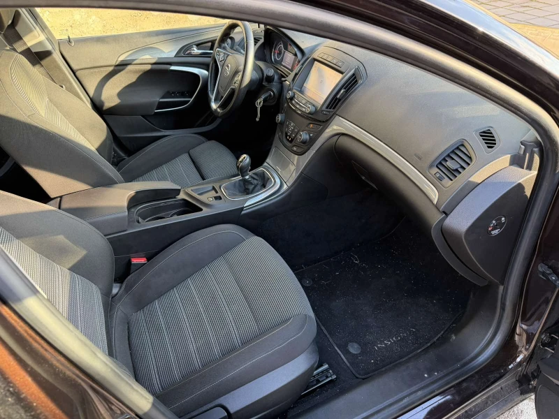 Opel Insignia Sports Tourer, снимка 11 - Автомобили и джипове - 53405936