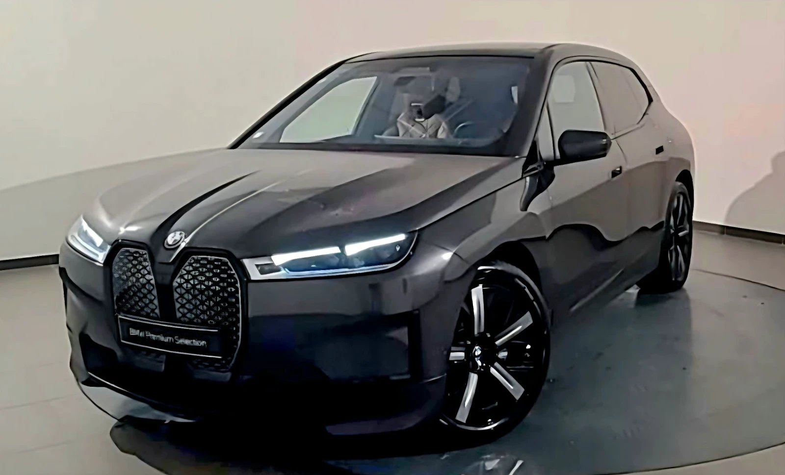 BMW iX 50 B&W 2години гаранция SOH 100%, снимка 2 - Автомобили и джипове - 54238668