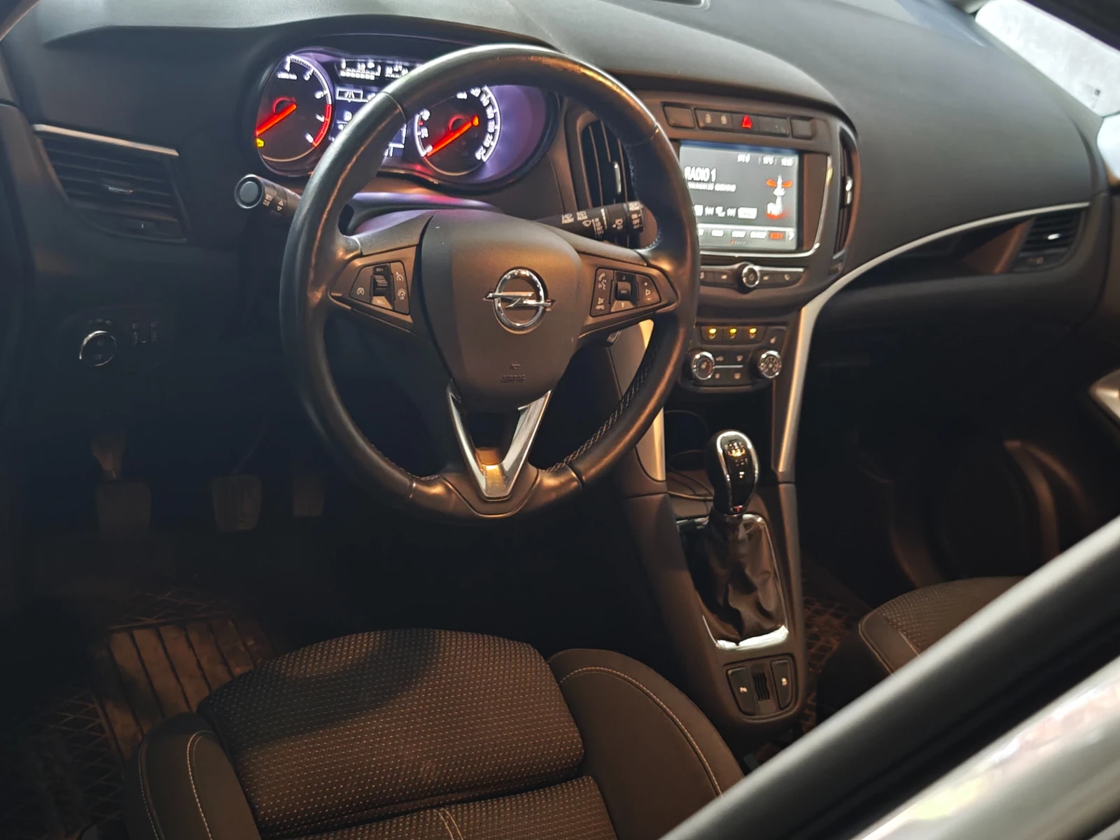 Opel Zafira 1.4, снимка 9 - Автомобили и джипове - 55039008
