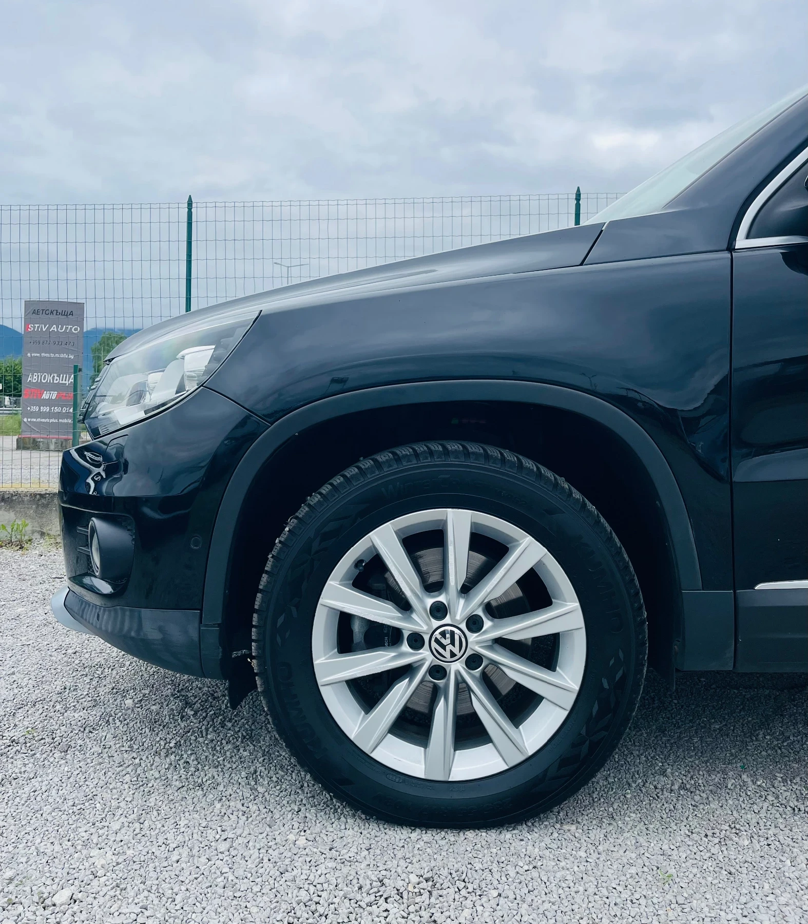 VW Tiguan 2.0 TDI 4x4 Сервиз история* ВСИЧКИ ВЪЗМОЖНИ ЕКСТРИ, снимка 16 - Автомобили и джипове - 54589631