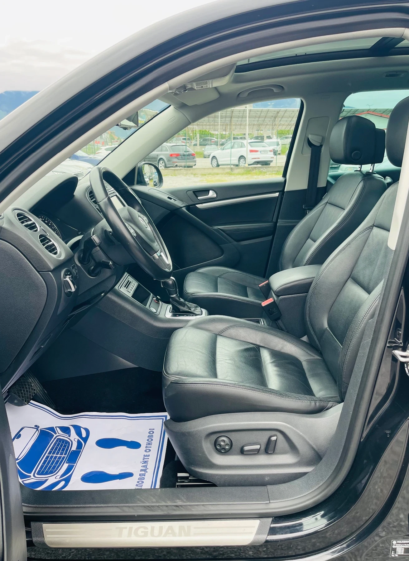 VW Tiguan 2.0 TDI 4x4 Сервиз история* ВСИЧКИ ВЪЗМОЖНИ ЕКСТРИ, снимка 9 - Автомобили и джипове - 54589631