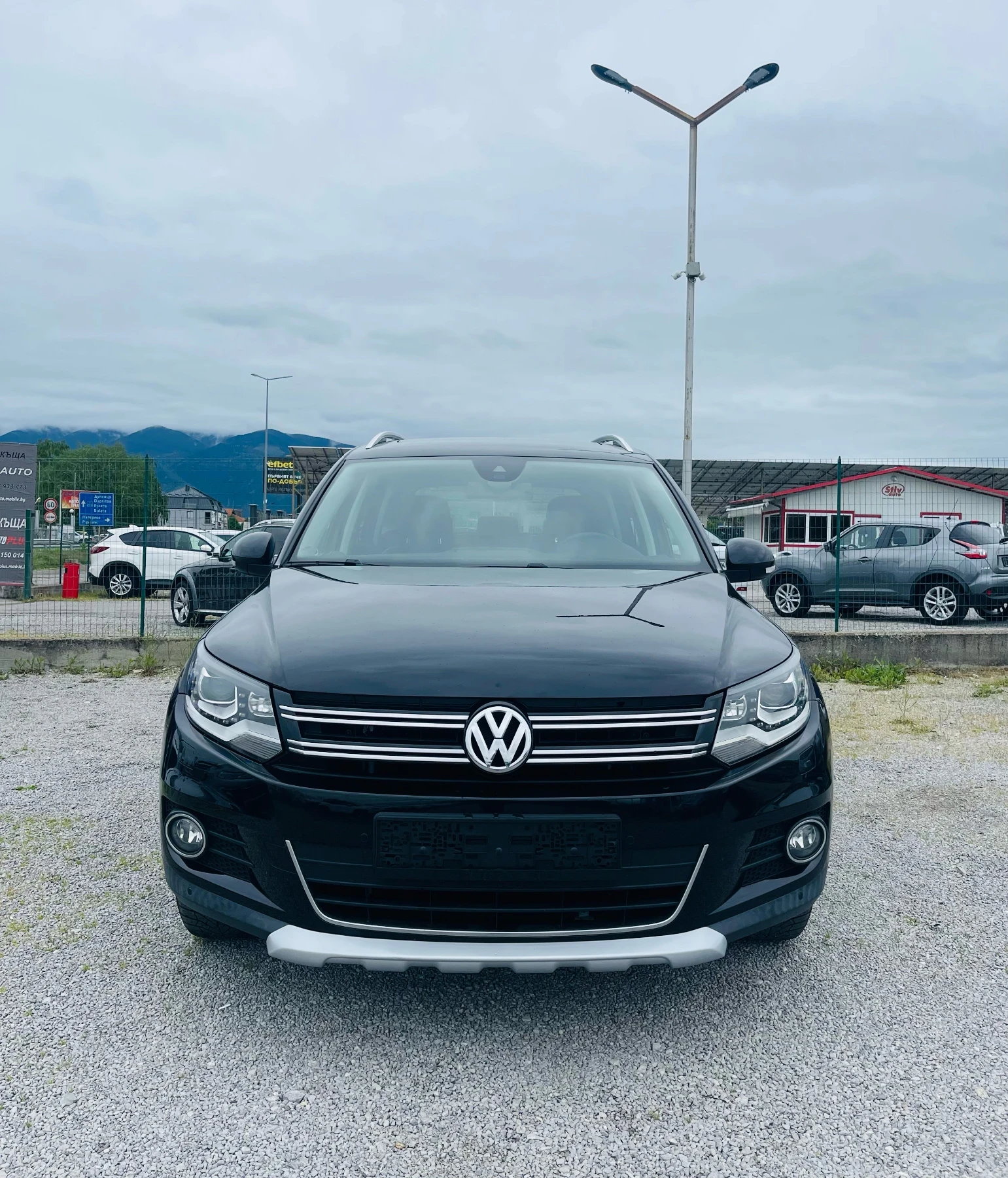 VW Tiguan 2.0 TDI 4x4 Сервиз история* ВСИЧКИ ВЪЗМОЖНИ ЕКСТРИ, снимка 2 - Автомобили и джипове - 54589631