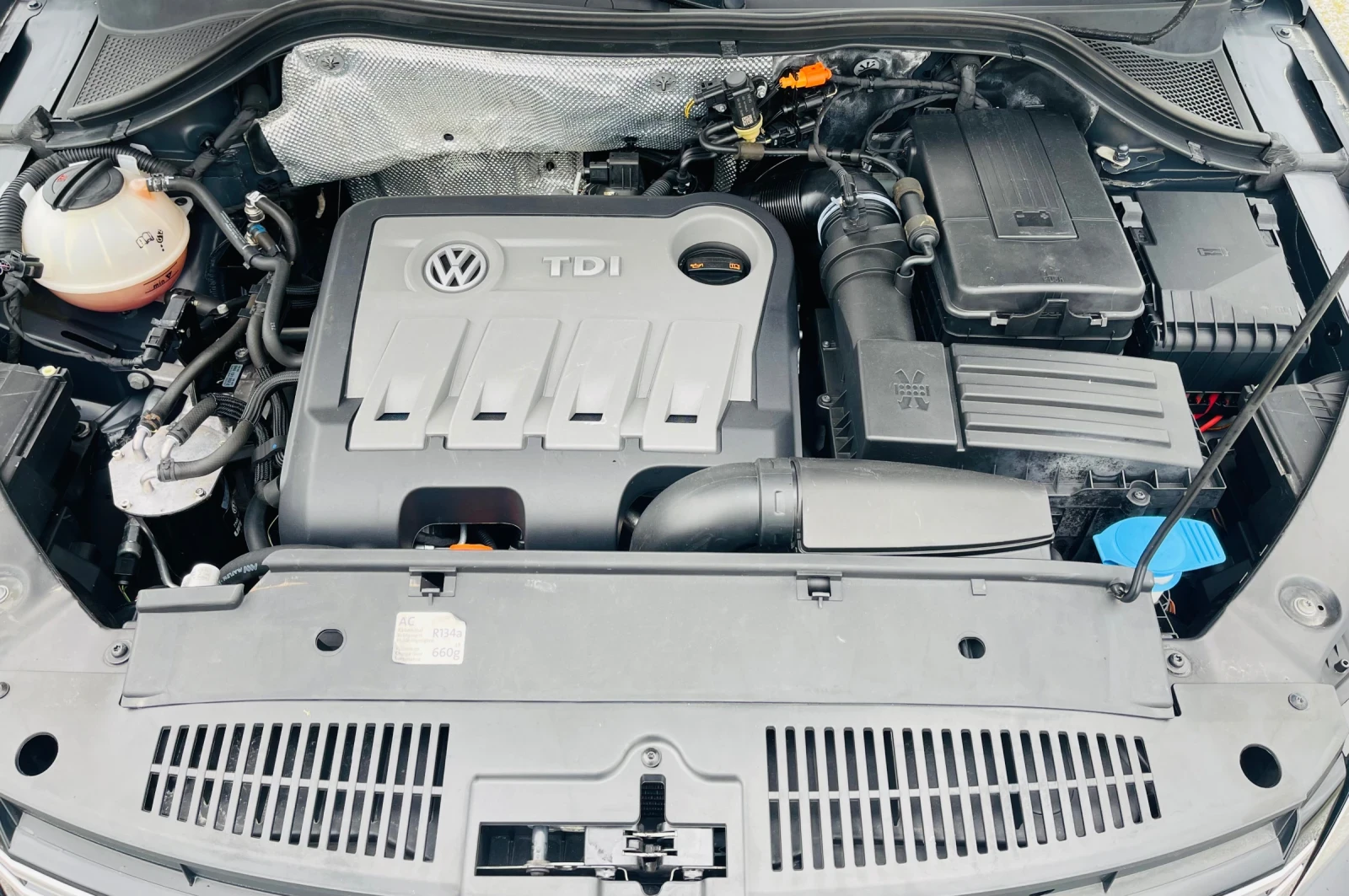 VW Tiguan 2.0 TDI 4x4 Сервиз история* ВСИЧКИ ВЪЗМОЖНИ ЕКСТРИ, снимка 17 - Автомобили и джипове - 54589631