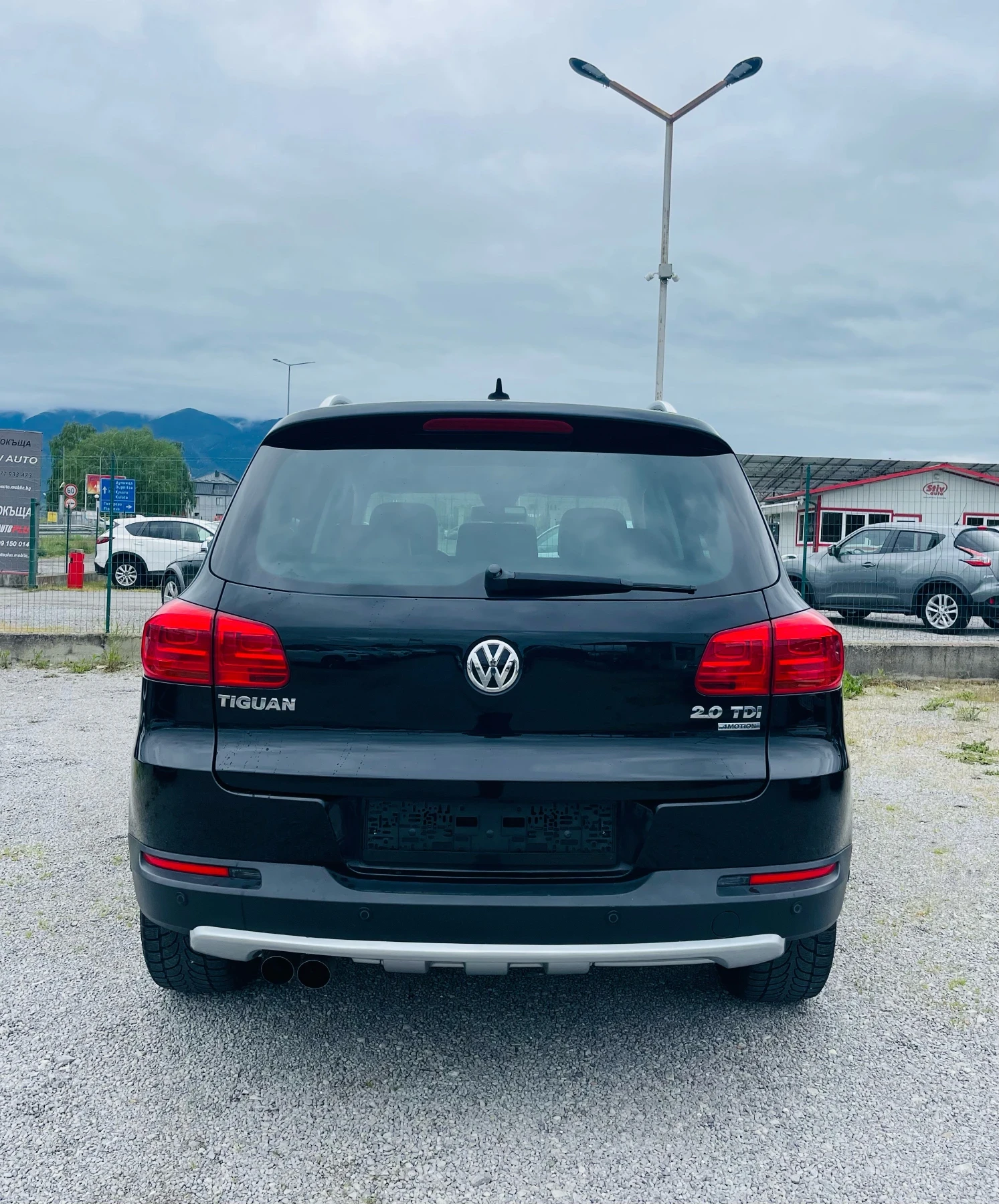 VW Tiguan 2.0 TDI 4x4 Сервиз история* ВСИЧКИ ВЪЗМОЖНИ ЕКСТРИ, снимка 6 - Автомобили и джипове - 54589631