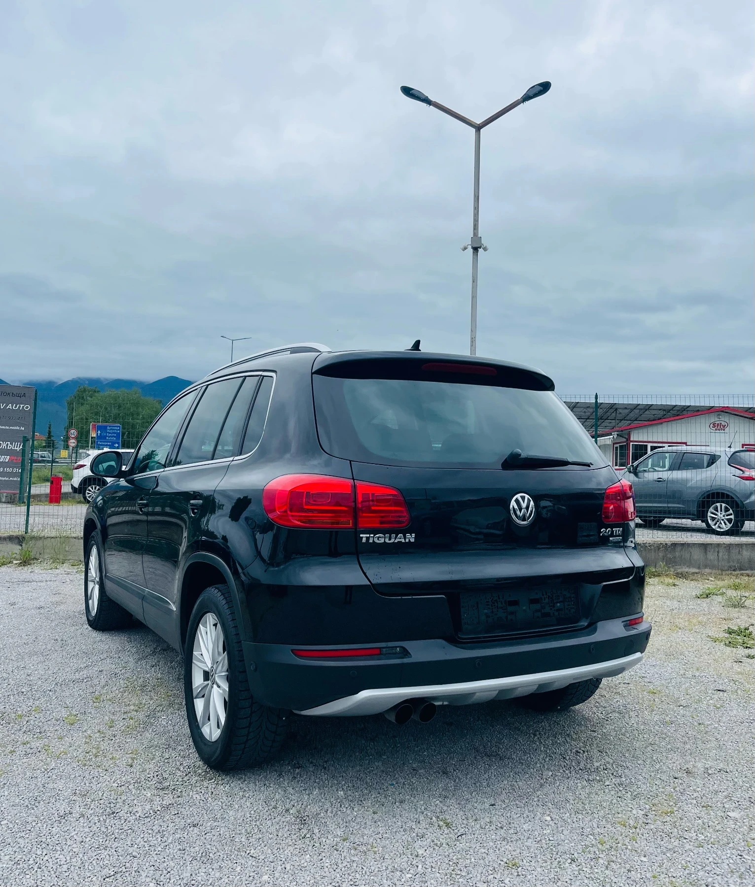 VW Tiguan 2.0 TDI 4x4 Сервиз история* ВСИЧКИ ВЪЗМОЖНИ ЕКСТРИ, снимка 7 - Автомобили и джипове - 54589631