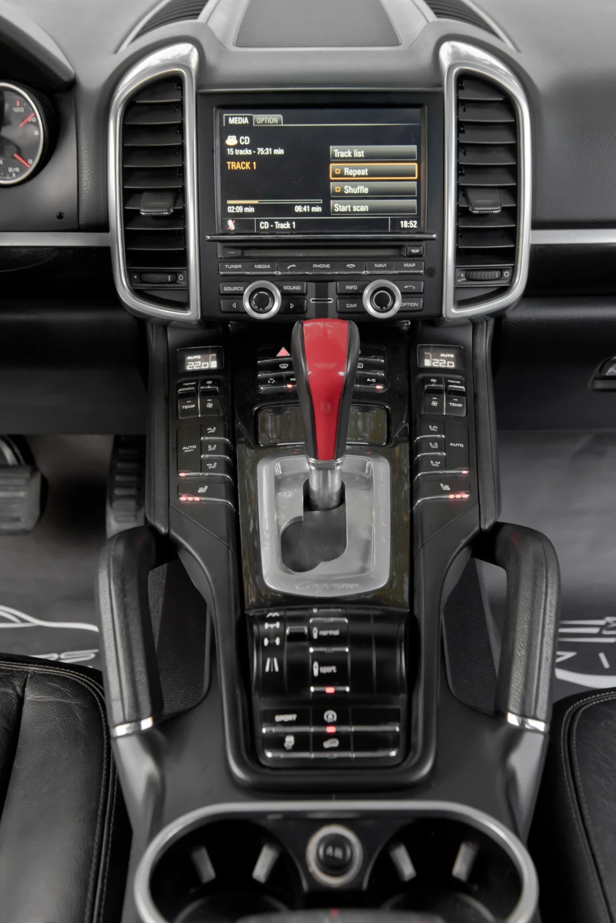 Porsche Cayenne 3.0TDI/SPORT-DESIGN/CAMERA/SHADOW, снимка 14 - Автомобили и джипове - 56039863