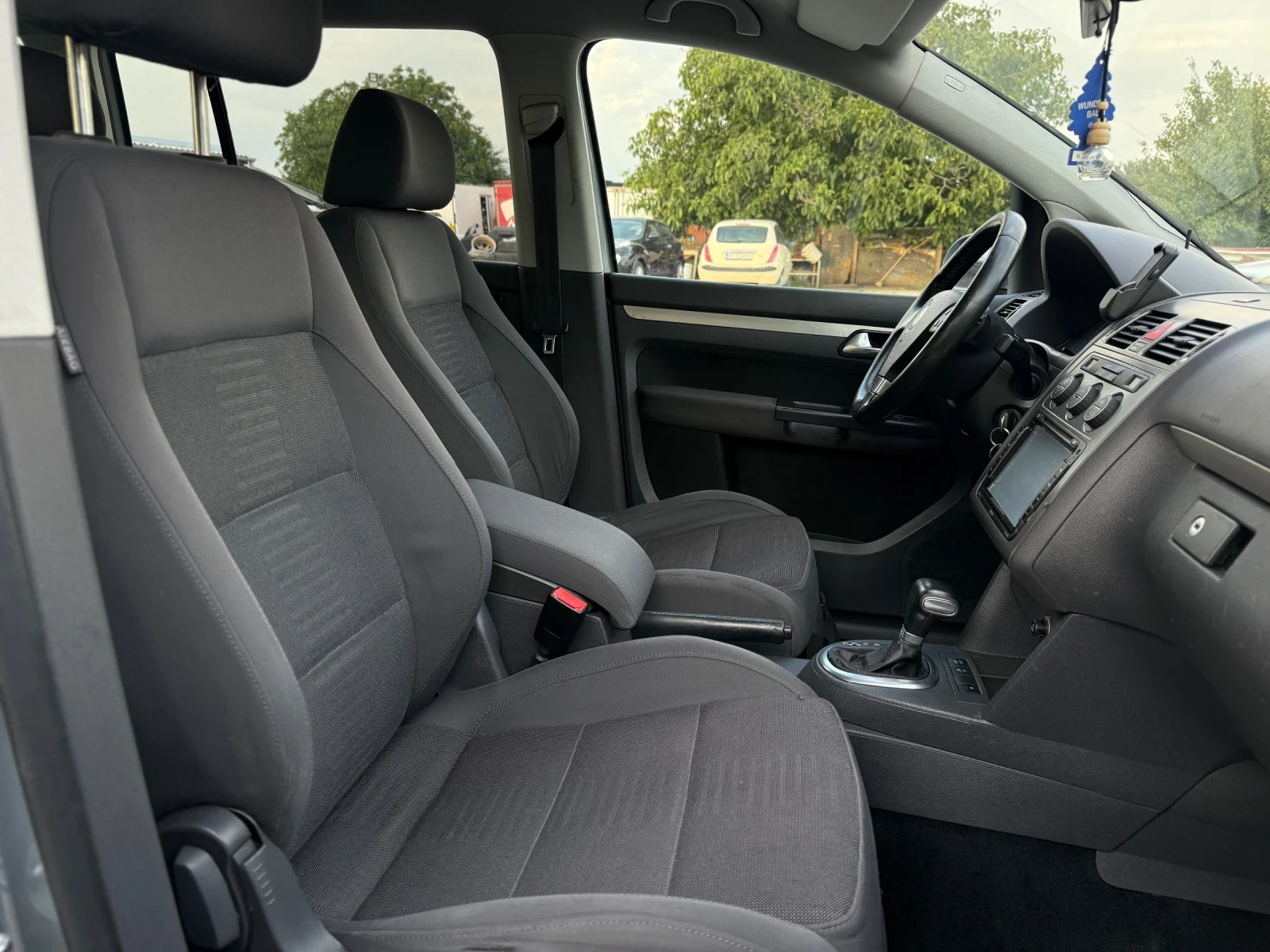 VW Touran 2.0TDi 170кс. 7места Нави Автомат - изображение 9