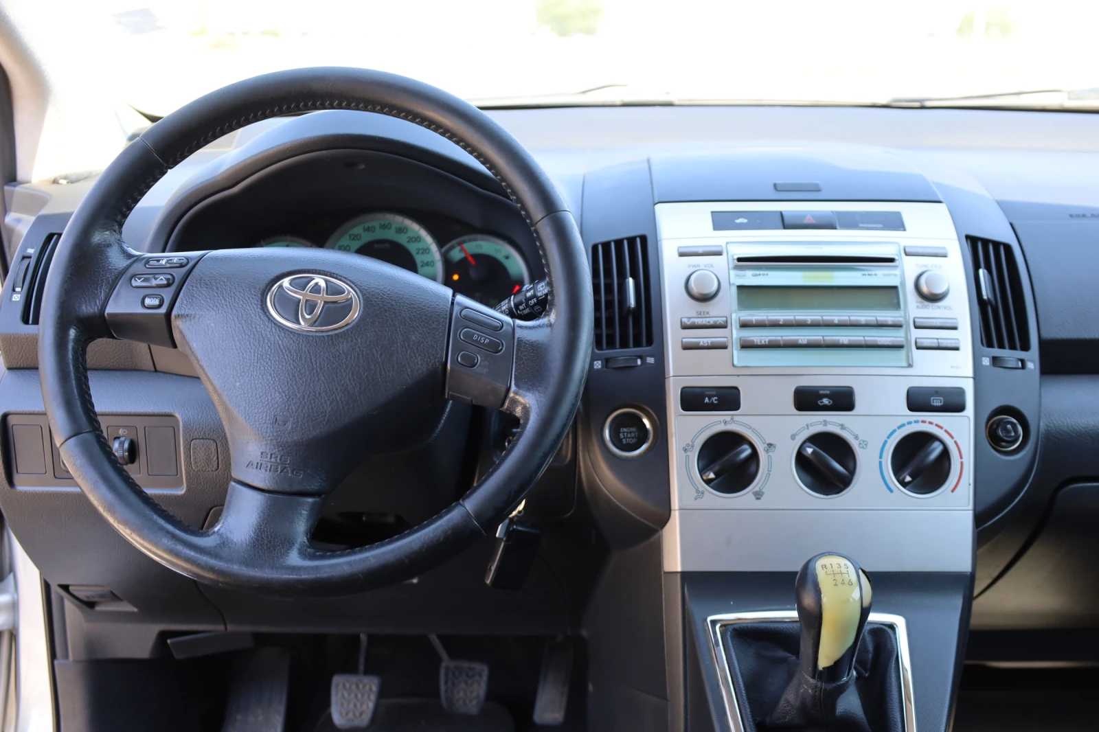 Toyota Corolla verso 2.2 D, снимка 8 - Автомобили и джипове - 55068466