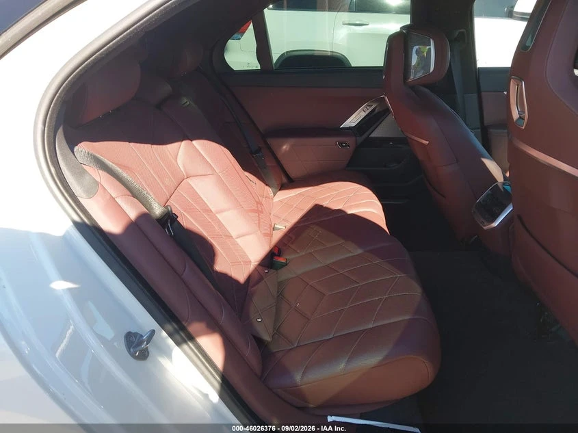 BMW i7 xDrive60, снимка 8 - Автомобили и джипове - 56425022