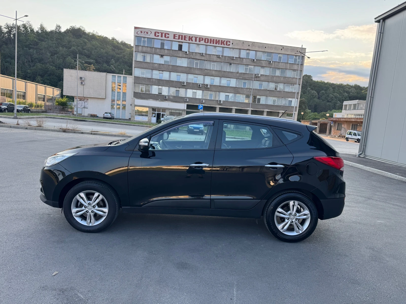 Hyundai IX35 1.7 CRDi 116k.c. * Подгрев * Кожа * Bluetooth/AUX, снимка 2 - Автомобили и джипове - 55504017
