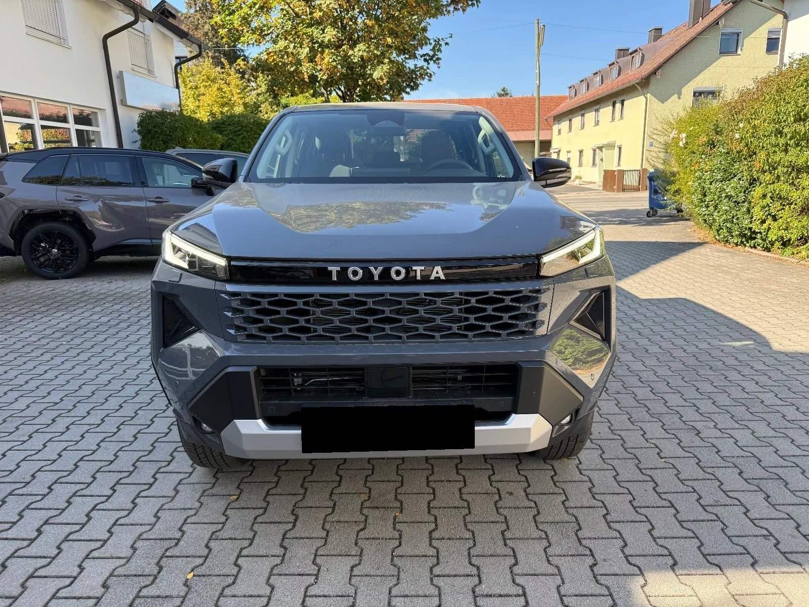 Toyota Hilux 2.8 D-4D / DOUBLE CAB / ACTIVE / 4X4 / CAMERA / , снимка 2 - Автомобили и джипове - 56705704