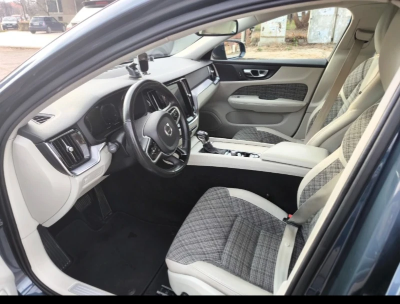 Volvo V60 D4, снимка 9 - Автомобили и джипове - 52257210