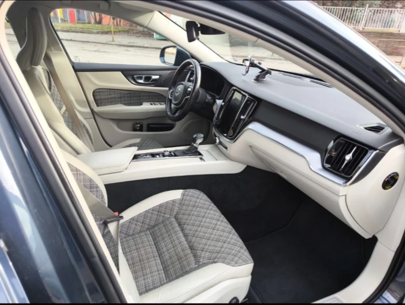 Volvo V60 D4, снимка 11 - Автомобили и джипове - 52257210