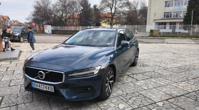 Volvo V60 D4, снимка 4 - Автомобили и джипове - 52257210