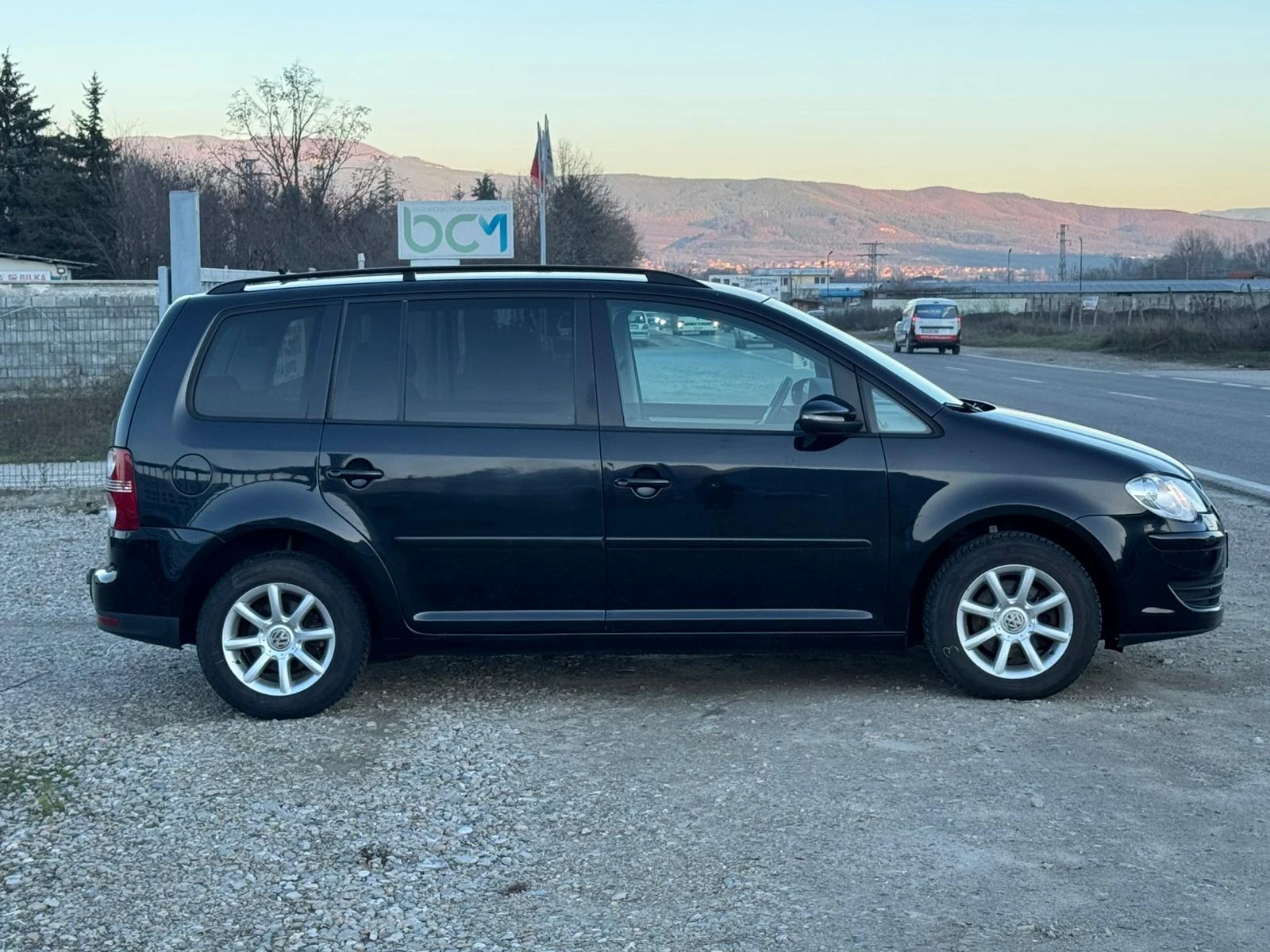 VW Touran 105 6sk LIZING 7 МЕСТА - изображение 4