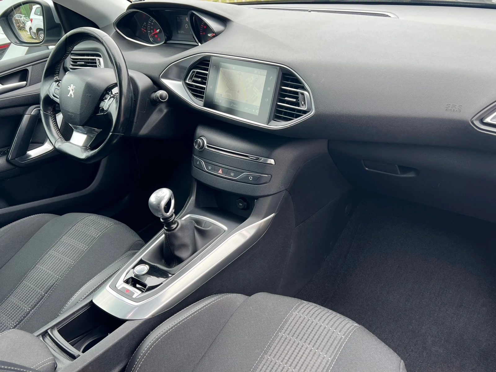 Peugeot 308 1.6 Bluehdi FACELIFT , снимка 9 - Автомобили и джипове - 54165294