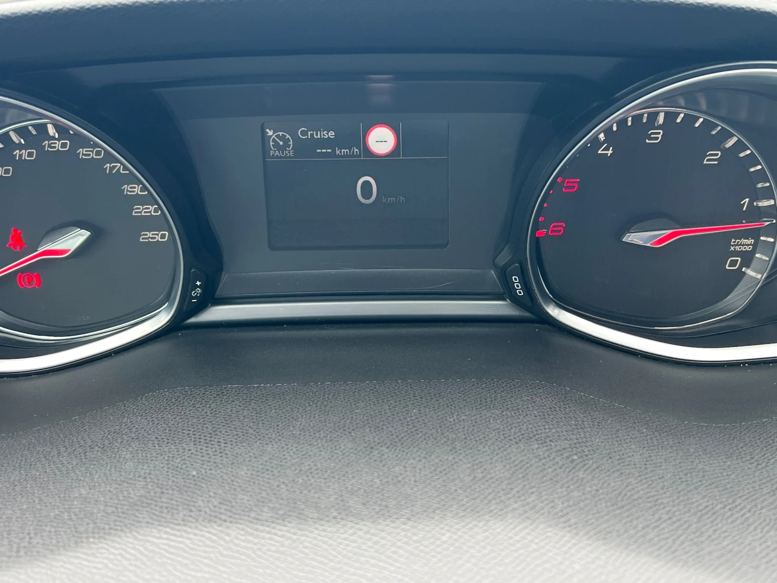 Peugeot 308 1.6 Bluehdi FACELIFT , снимка 12 - Автомобили и джипове - 54165294