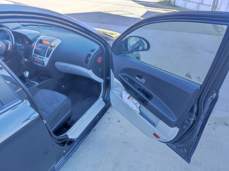 Kia Ceed 1.6, снимка 8 - Автомобили и джипове - 53250406