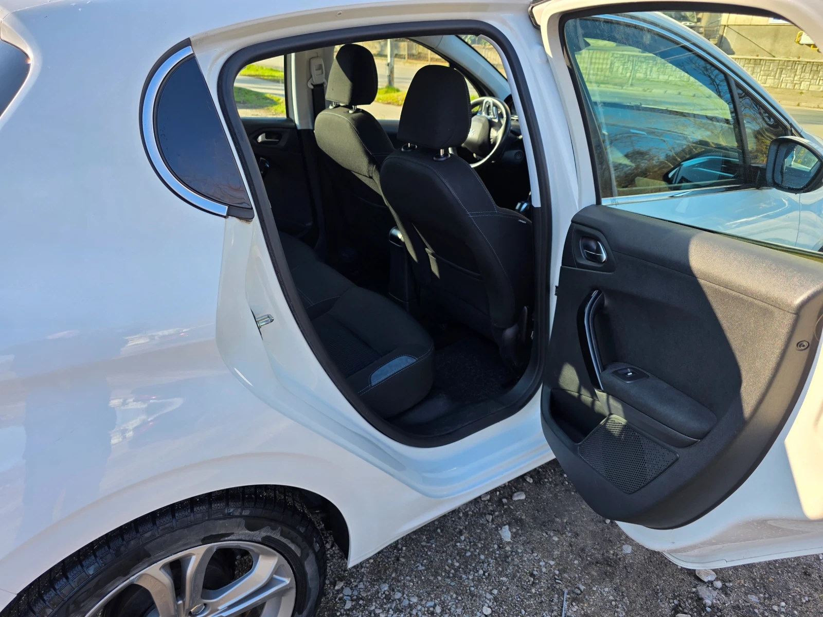 Peugeot 208  - изображение 5