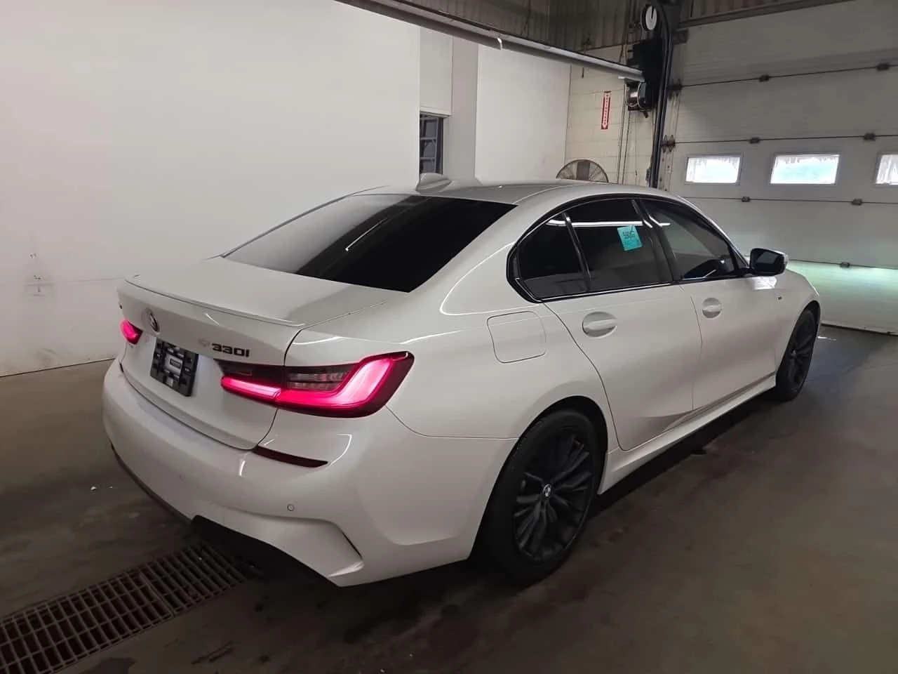 BMW 330  330I XDRIVE / M-PACK / ЦЕНА ДО БЪЛГАРИЯ / 2 КЛЮЧА, снимка 3 - Автомобили и джипове - 55301371