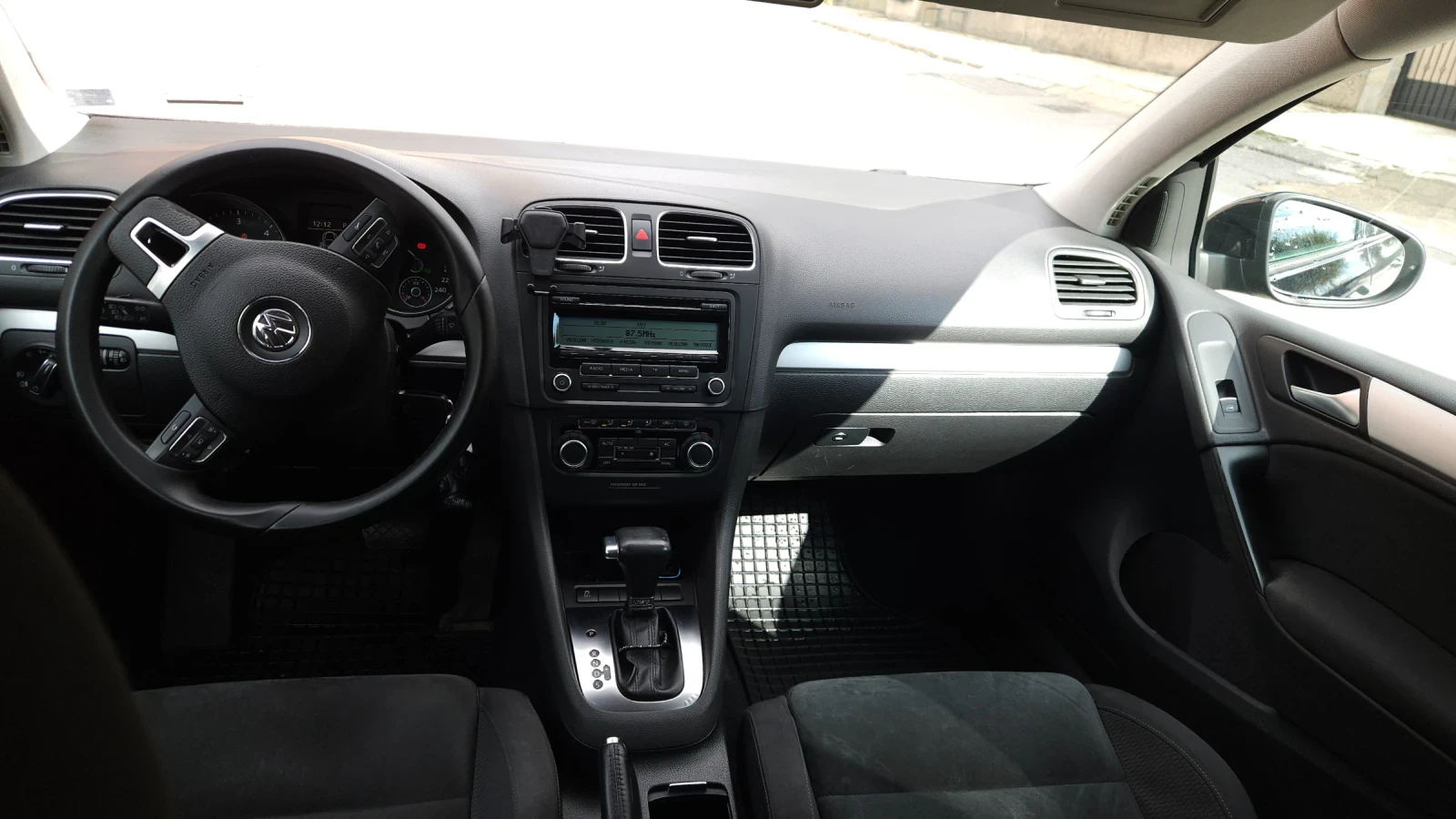 VW Golf 1.6 TDI, снимка 6 - Автомобили и джипове - 56745266
