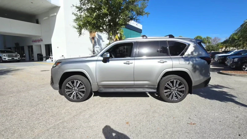 Lexus LX 600 Luxury, 7 места, снимка 2 - Автомобили и джипове - 48025842