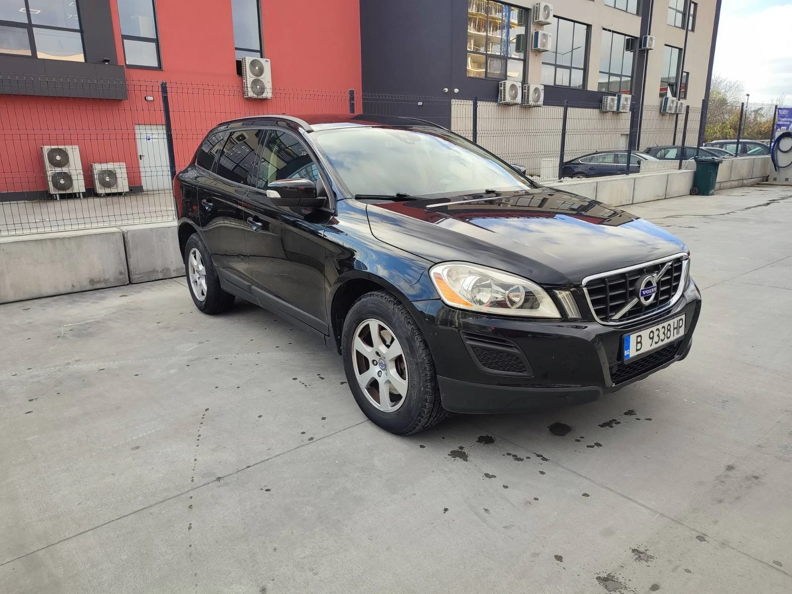 Volvo XC60 2.4 D AWD D3 - изображение 2