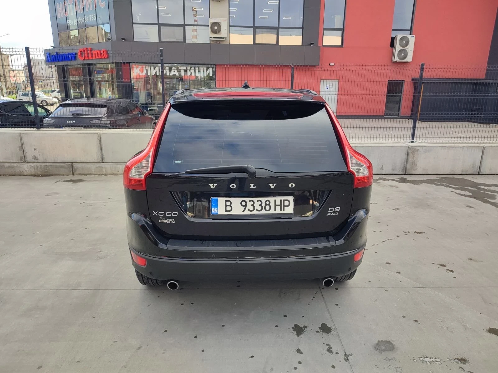 Volvo XC60 2.4 D AWD D3 - изображение 5