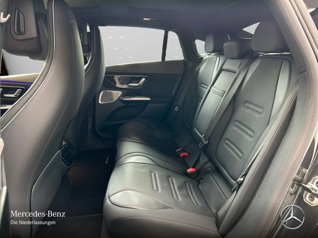 Mercedes-Benz EQE 43 AMG 4M Prem+ HyperScr AIR 360 DIST PANO HUD W/P, снимка 14 - Автомобили и джипове - 54883346