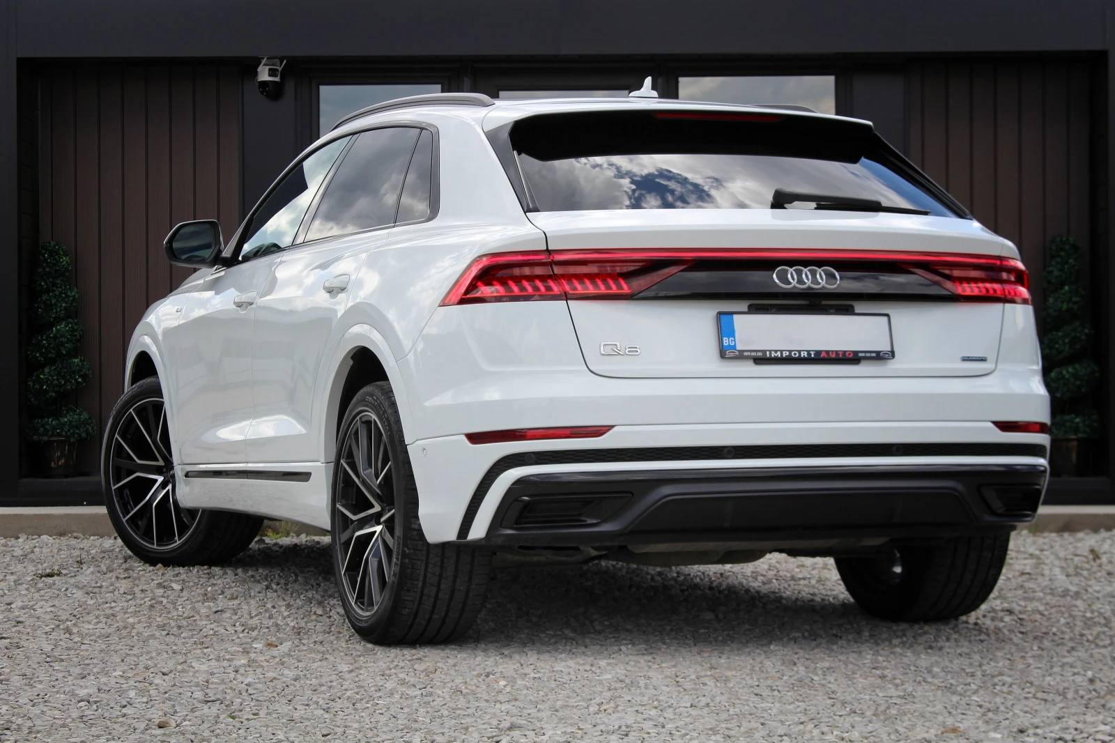 Audi Q8 55TFSI* S-LINE* BLACK OPTICS* BANG&OLUFSEN* 360, снимка 4 - Автомобили и джипове - 55559251