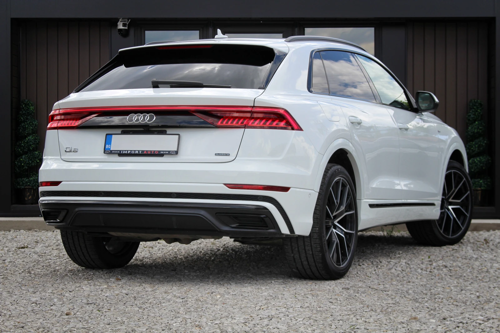 Audi Q8 55TFSI* S-LINE* BLACK OPTICS* BANG&OLUFSEN* 360, снимка 6 - Автомобили и джипове - 55559251