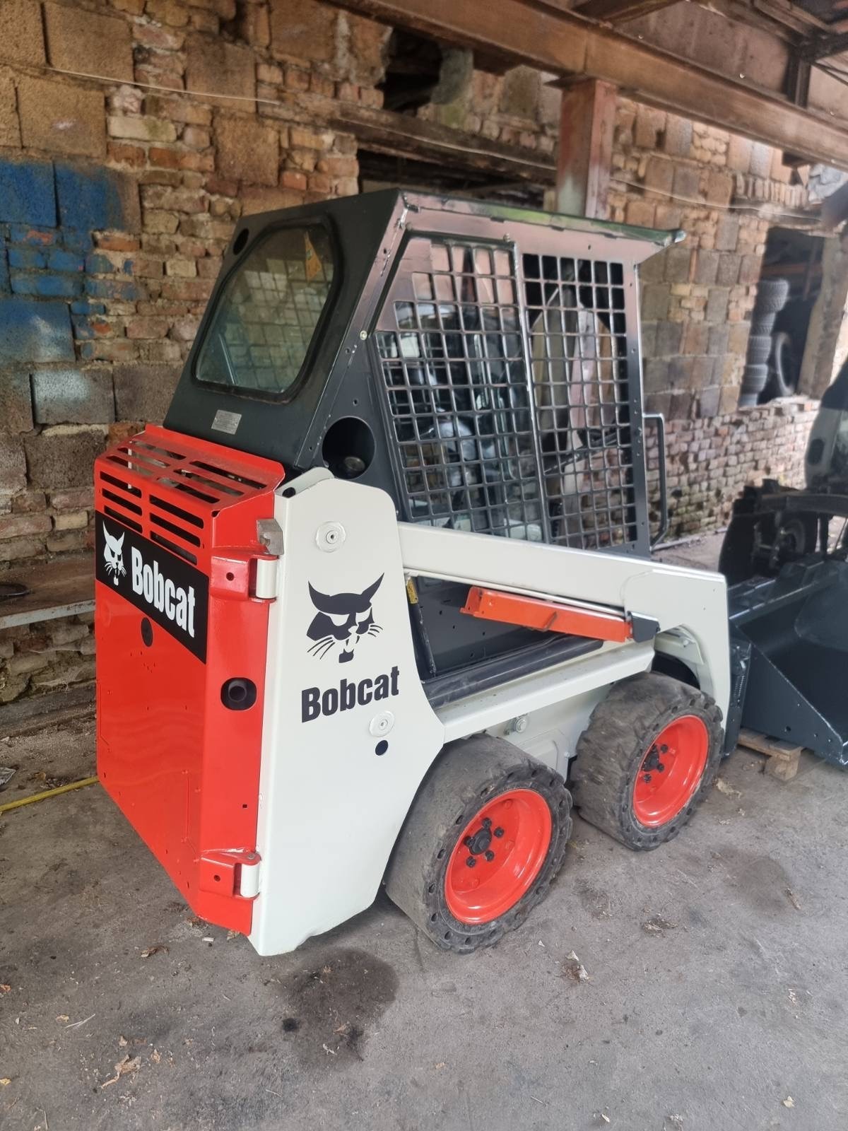 Мини челни товарачи Bobcat  S 70 ТОП СЪСТОЯНИЕ-Бандажни гуми - изображение 2