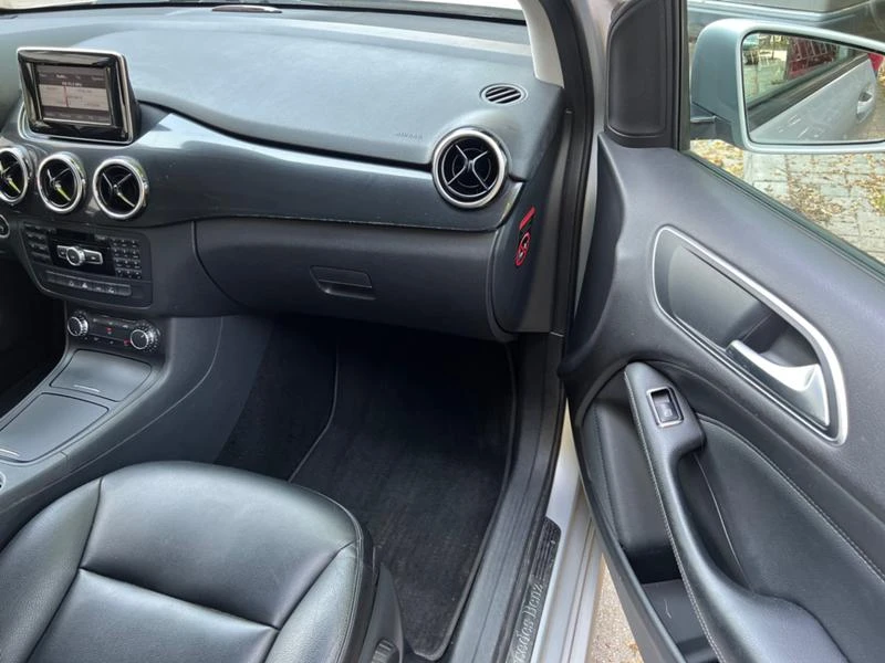 Mercedes-Benz B 180 CDI LED/XENON/NAVI/KOJA/DISTRONIK/UNIKAT, снимка 12 - Автомобили и джипове - 37132378