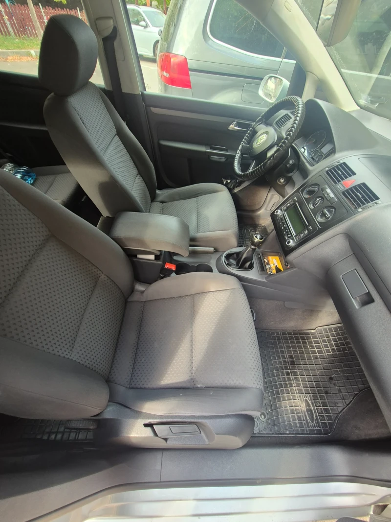 VW Touran, снимка 8 - Автомобили и джипове - 52590239