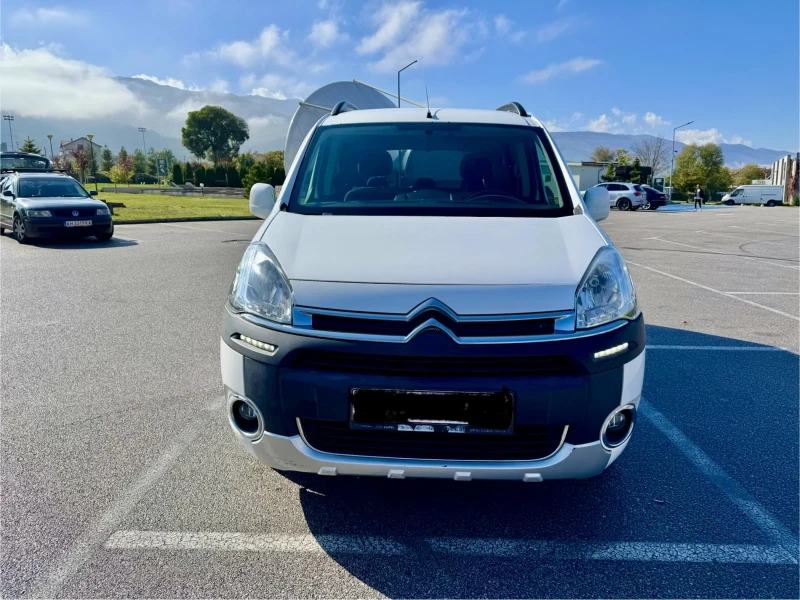 Citroen Berlingo 1.6 HDI XTR Facelift 5 Места / LED Реални Км!, снимка 2 - Автомобили и джипове - 52203479