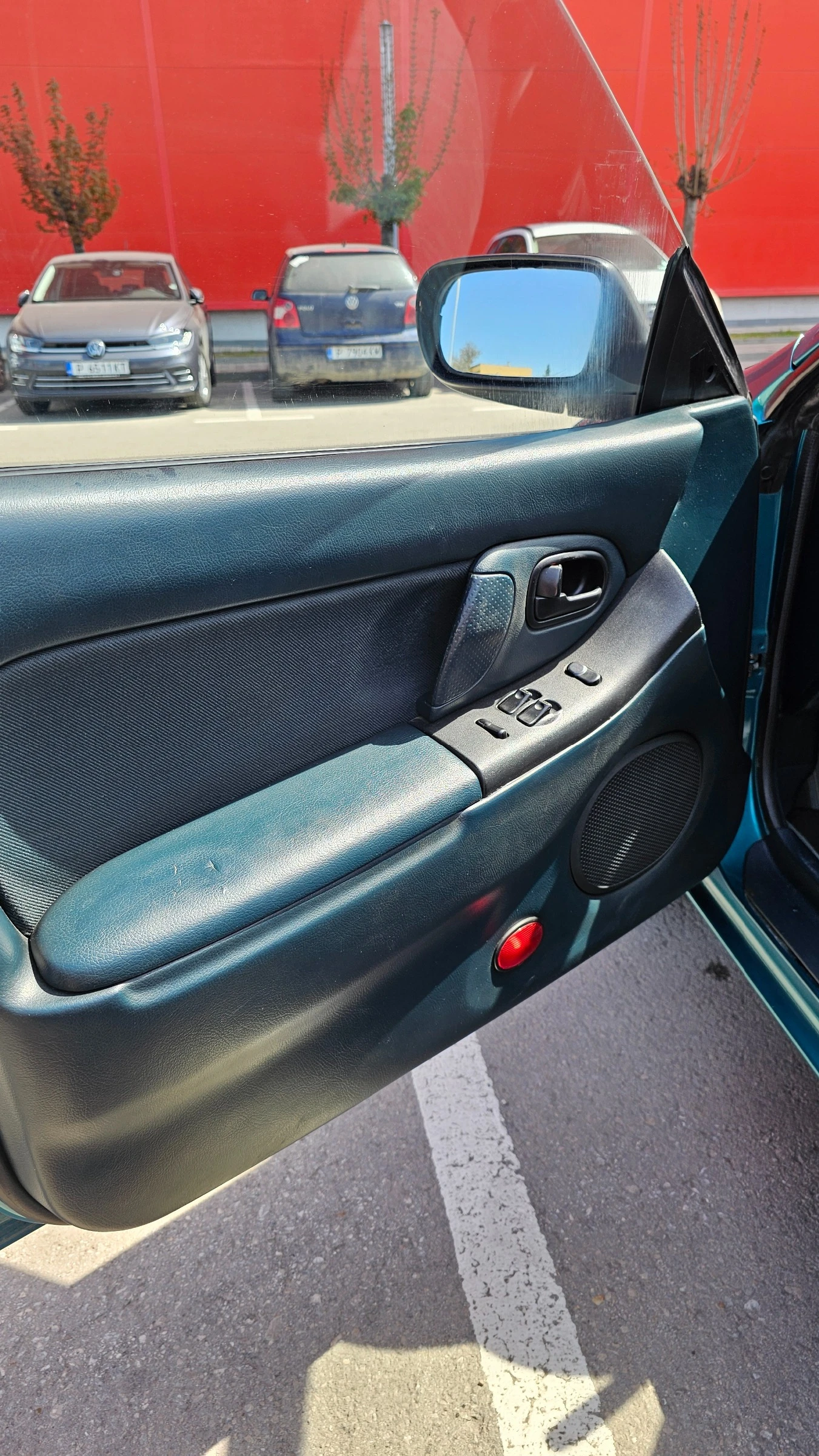 Mazda 323 1.5i, снимка 9 - Автомобили и джипове - 54360338